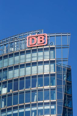 Berlin, Almanya - 22 Eylül 2024: Berlin, Almanya 'da Potsdamer Platz portresi formatında Bahntower' da DB Deutsche Bahn Alman Demiryolu logosu.