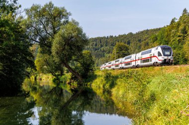 Sulz, Almanya - 23 Ağustos 2024: Almanya 'nın Sulz kentindeki Gaeubahn demiryolu hattında Stadler KISS' den Deutsche Bahn DB 'nin IC2 treni.