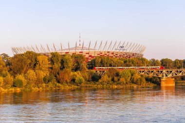 Varşova, Polonya - 19 Eylül 2024: SKM Warszawa tipi PESA Elf Varşova, Polonya 'da Stadion Narodowy' da banliyö treni.