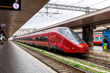 Roma, İtalya - 7 Mart 2025: Roma, İtalya 'daki Roma Terminali' nde Nuovo Trasporto Viaggiatori NTV 'nin yüksek hızlı treni.