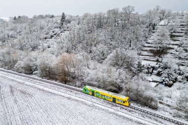 Munchingen, Almanya - 16 Şubat 2025: Almanya 'nın Muenchingen kentindeki Strohgaeubahn demiryolu hattında bölgesel tren tipi Regio-Shuttle RS 1' in hava görüntüsü.