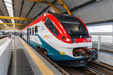 Roma, İtalya - 4 Mart 2025: Leonardo Trenitalia tipi Jazz Alstom Coradia Meridian Roma Fiumicino Aeroporto tren istasyonu, İtalya.
