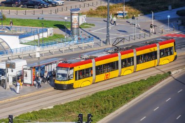 Varşova, Polonya - 20 Eylül 2024: Polonya 'nın Varşova kentindeki Centrum istasyonunda tramvay tipi PESA salınımı.