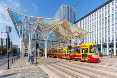 Lodz, Polonya - 19 Eylül 2024: Polonya 'nın Lodz kentindeki Piotrkowska Centrum istasyonunda tramvay tipi Konstal 805Na.