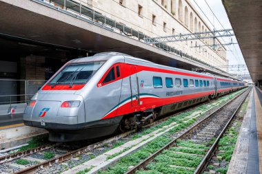 Roma, İtalya - 7 Mart 2025: Roma, İtalya 'daki Roma Terminali tren istasyonunda Frecciargento treni.