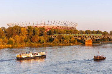 Varşova, Polonya - 19 Eylül 2024: KM Koleje Mazowieckie tipi Pafawag EN57AKM Varşova, Polonya 'da bulunan Stadion Narodowy' de banliyö treni.