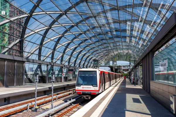 Hamburg, Almanya - 13 Ağustos 2024: Hochbahn Hamburg Metro hattı U4, Hamburg, Deutschland Elbbrucken İstasyonu.