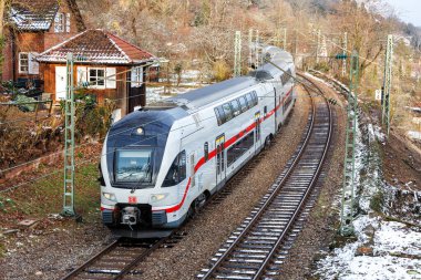 Stuttgart, Almanya - 15 Şubat 2025: Stadler KISS 'den Deutsche Bahn DB treni Stuttgart, Almanya' daki eski Heslach istasyonunda Gaeubahn tren hattında.