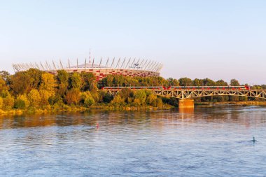 Varşova, Polonya - 19 Eylül 2024 SKM Warszawa tipi Newag Impuls treni Varşova, Polonya 'da Stadion Narodowy' da.