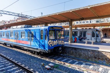 Roma, İtalya - 7 Mart 2025: Roma, İtalya 'daki Roma Porta San Paolo tren istasyonunda banliyö trenleri.