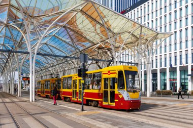 Lodz, Polonya - 19 Eylül 2024: Polonya 'nın Lodz kentindeki Piotrkowska Centrum istasyonunda tramvay tipi Konstal 805Na.