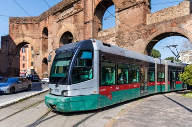 Roma, İtalya - 7 Mart 2025: Roma, İtalya 'daki Porta Maggiore toplu taşımacılığında tramvay tipi Fiat Cityway.