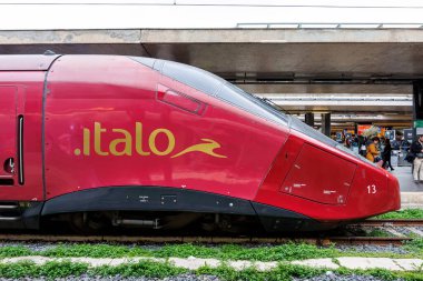 Roma, İtalya - 7 Mart 2025: Roma, İtalya 'daki Roma Terminali' nde Nuovo Trasporto Viaggiatori NTV 'nin yüksek hızlı treni.