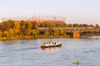 Varşova, Polonya - 19 Eylül 2024: Varşova, Polonya 'daki Stadion Narodowy' de şehirlerarası yolcu treni.
