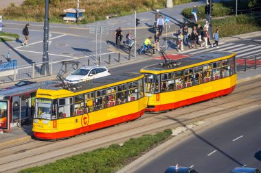 Varşova, Polonya - 20 Eylül 2024: Polonya 'nın Varşova kentindeki Centrum istasyonunda tramvay tipi Alstom Konstal.