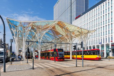 Lodz, Polonya - 19 Eylül 2024: Polonya 'nın Lodz kentindeki Piotrkowska Centrum istasyonundaki tramvaylar.