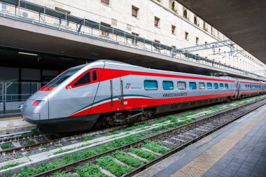 Roma, İtalya - 7 Mart 2025: Roma, İtalya 'daki Roma Terminali tren istasyonunda Frecciargento treni.