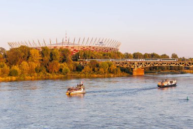 Varşova, Polonya - 19 Eylül 2024: Varşova, Polonya 'daki Stadion Narodowy' de şehirlerarası yolcu treni.