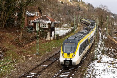 Stuttgart, Almanya - 15 Şubat 2025: Almanya 'nın Stuttgart kentindeki eski Heslach istasyonundaki Gaeubahn tren hattında Deutsche Bahn DB Regio tipi Bombardıman Yeteneği 2 treni.