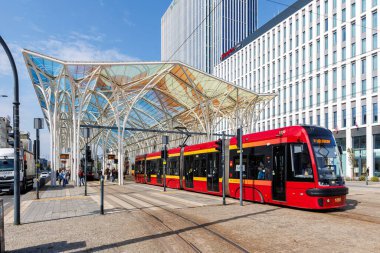 Lodz, Polonya - 19 Eylül 2024: Polonya 'nın Lodz kentindeki Piotrkowska Centrum istasyonunda tramvay tipi PESA Swing.