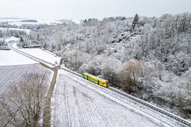 Munchingen, Almanya - 16 Şubat 2025: Almanya 'nın Muenchingen kentindeki Strohgaeubahn demiryolu hattında bölgesel tren tipi Regio-Shuttle RS 1' in hava görüntüsü.