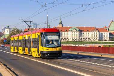 Varşova, Polonya - 21 Eylül 2024: Polonya 'nın Varşova kentinde tramvay tipi PESA salıncak ve kale.