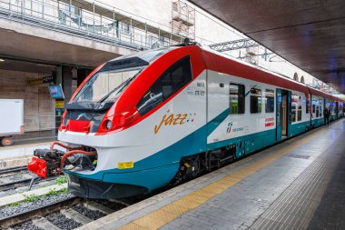 Roma, İtalya - 7 Mart 2025: Leonardo Trenitalia tipi Jazz Alstom Coradia Meridian Roma, İtalya 'daki Roma Terminali tren istasyonunda.