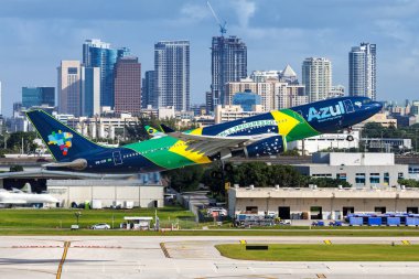Fort Lauderdale, ABD - 20 Ekim 2024: Azul Airbus A330-200, ABD Fort Lauderdale Havalimanı 'nda Brezilya Bayrak Taşıyıcı Özel A330-200 uçağı.