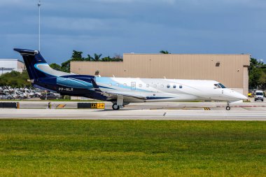 Fort Lauderdale, ABD - 20 Ekim 2024: Embraer ERJ-135 Legacy 650 uçağı Fort Lauderdale Havaalanı, ABD.