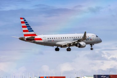 Miami, ABD - 20 Ekim 2024: American Eagle Embraer 175 uçağı Miami Havaalanı, ABD.
