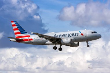 Miami, ABD - 20 Ekim 2024: American Airlines Airbus A319 Miami Havaalanı, ABD.