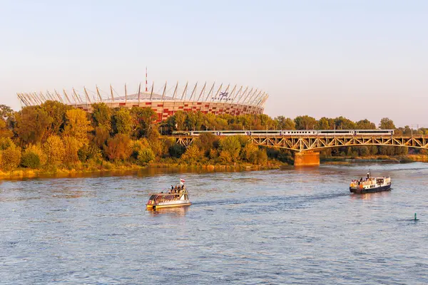 Varşova, Polonya - 19 Eylül 2024: Varşova, Polonya 'daki Stadion Narodowy' de şehirlerarası yolcu treni.