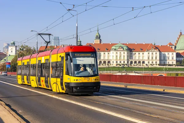 Varşova, Polonya - 21 Eylül 2024: Polonya 'nın Varşova kentinde tramvay tipi PESA salıncak ve kale.