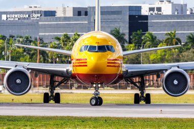 Miami, ABD - 20 Ekim 2024: DHL Aero Expreso Boeing 767-300BCF uçağı Miami Havaalanı, ABD.