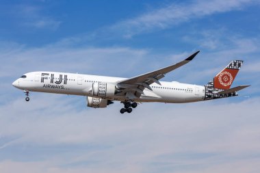 Los Angeles, ABD - 11 Ekim 2024: Fiji Airways Airbus A350-900 uçağı Los Angeles Uluslararası Havaalanı, ABD.