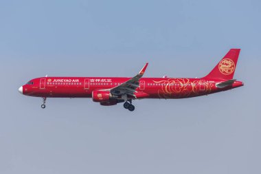 Şangay, Çin - 9 Nisan 2024: Juneyao Air Airbus A321 Çin 'deki Şangay Hongqiao Havalimanı' nda Kızıl Hareketli Çin özel üniformalı bir uçak.