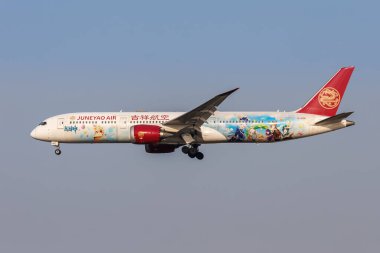 Şangay, Çin - 9 Nisan 2024: Juneyao Air Boeing 787-9 Dreamliner uçağı Genshin 'in Çin' deki Şangay Hongqiao Havalimanı 'na çarpması sonucu özel uçak.
