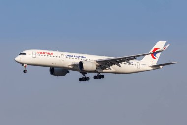 Şangay, Çin - 9 Nisan 2024: China Eastern Airlines Airbus A350-900 uçağı Çin 'deki Şangay Hongqiao Havaalanı' nda.