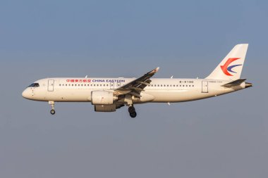 Şangay, Çin - 9 Nisan 2024: İlk uçak tamamen Çin COMAC C919 'da Çin' in Şangay kentindeki Hongqiao Havaalanında geliştirildi..