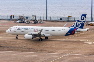 Macau, Çin - 5 Nisan 2024: Kamboçya Havayolları Airbus A320 Çin Macau Havaalanı.