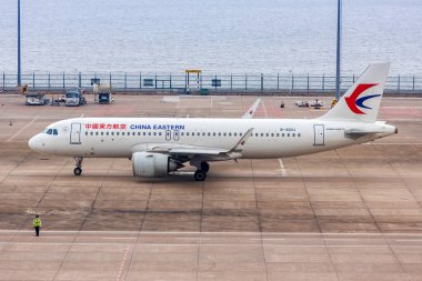 Macau, Çin - 5 Nisan 2024: Çin Doğu Havayolları Airbus A320neo uçağı Çin 'deki Macau Havaalanı' nda.