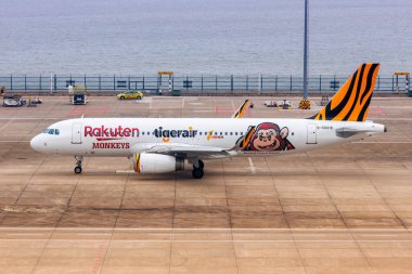 Macau, Çin - 5 Nisan 2024: Tigerair Taiwan Airbus A320 uçağı Rakuten Monkeys ile Çin 'deki Macau Havaalanı' nda özel üniforma.