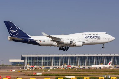 Şangay, Çin - 10 Nisan 2024: Lufthansa Boeing 747-400 uçağı Çin 'deki Şangay Pudong Havalimanı' nda.