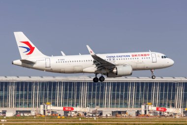 Şangay, Çin - 10 Nisan 2024: China Eastern Airlines Airbus A320neo uçağı Çin 'deki Şangay Pudong Havaalanı' nda.