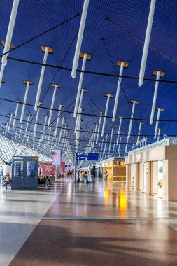 Şangay, Çin - 1 Nisan 2024: Çin 'deki Şangay Pudong Havaalanı Terminal 1.