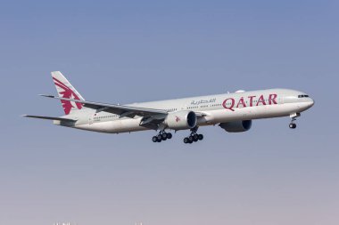 Şangay, Çin - 10 Nisan 2024: Katar Havayolları Boeing 777-300ER uçağı Çin 'deki Şangay Pudong Havaalanı' nda.