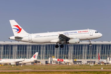 Şangay, Çin - 10 Nisan 2024: China Eastern Airlines Airbus A320 uçağı Çin 'deki Şangay Pudong Havaalanı' nda.