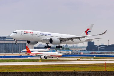 Chengdu, Çin - 8 Nisan 2024: China Eastern Airlines Airbus A350-900 uçağı Çin 'deki Chengdu Shuangliu Havalimanı' nda.