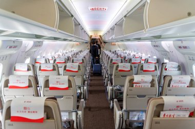 Pekin, Çin - 11 Nisan 2024: İlk uçağın kabini tamamen Çin COMAC C919 'da Çin' in doğusunda Pekin 'deki Daxing Havalimanı' nda geliştirildi..