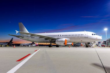 Stuttgart, Almanya - 30 Kasım 2024: Avion Express Malta Airbus A320 uçağı Almanya 'daki Stuttgart Havaalanında.